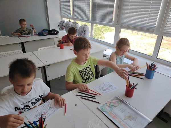 занятие по английскому языку, дети сидят за партами, выполняют работу