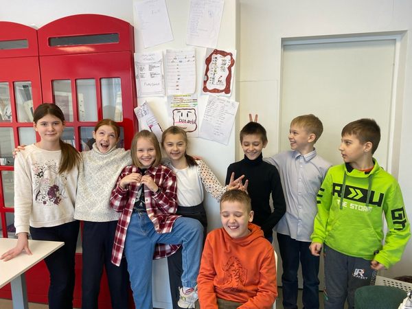 группа детей в кабинете английского языка